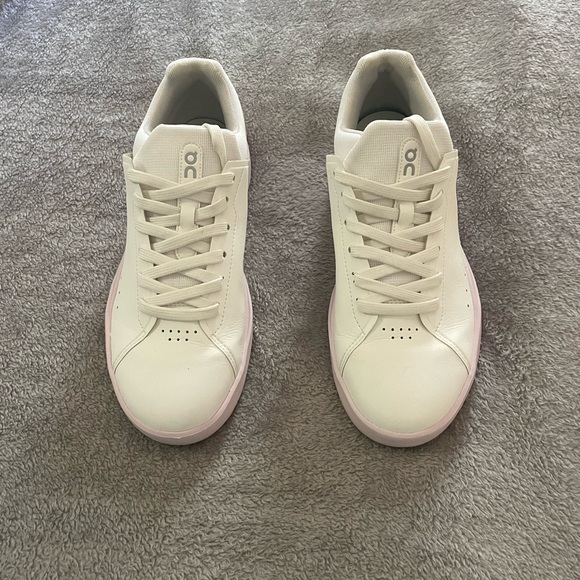 On Cloud Roger’s - Picture 5 of 8